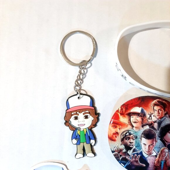 Stranger Things Dustin Fan mini gift set Keyring Pin Rubber Bracelet an Stickers - Picture 2 of 3